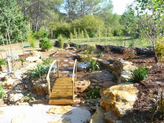 pose d' un pont enbois pour la création d' un jardin sec sur brignol